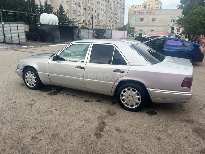 Mercedes E 220 1994, 302,000 km - 2.2 l - Bakı