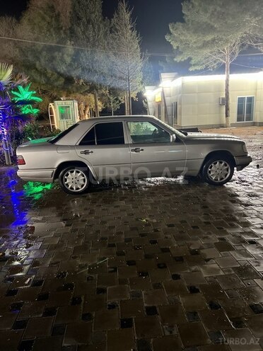 Mercedes E 220 1994, 302,000 km - 2.2 l - Bakı