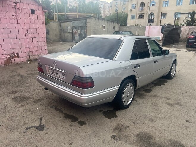 Mercedes E 220 1994, 302,000 km - 2.2 l - Bakı