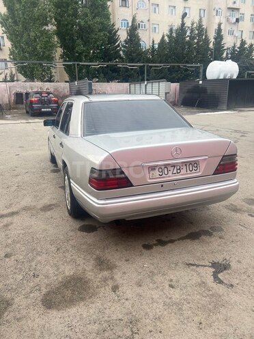 Mercedes E 220 1994, 302,000 km - 2.2 l - Bakı