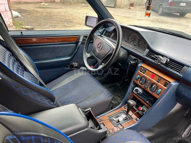 Mercedes E 220 1994, 302,000 km - 2.2 l - Bakı