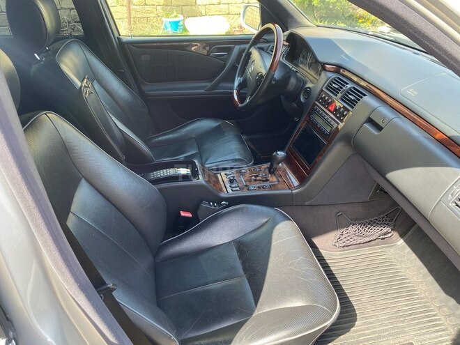 Mercedes E 320 2000, 299,200 km - 3.2 l - Bakı