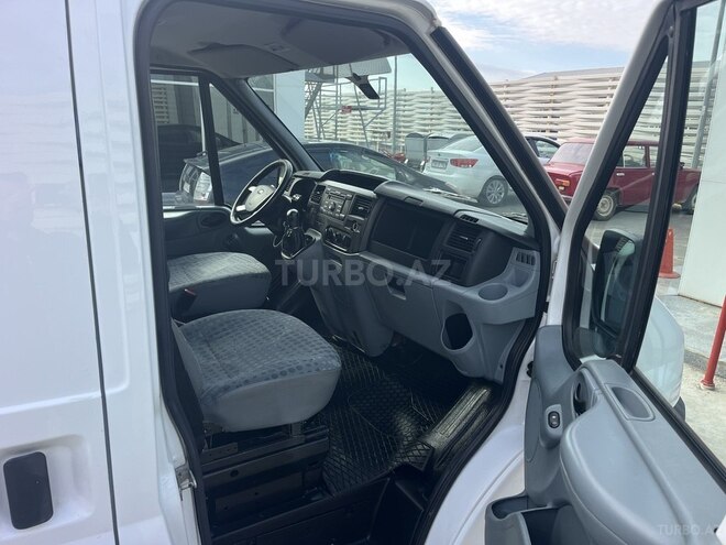 Ford Transit-11