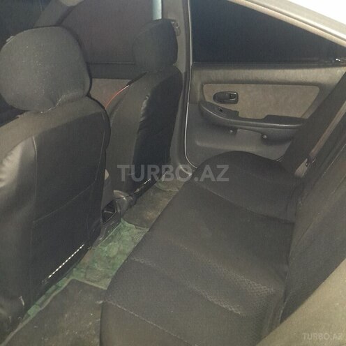 Hyundai Elantra 2001, 219,652 km - 2.0 l - Qax