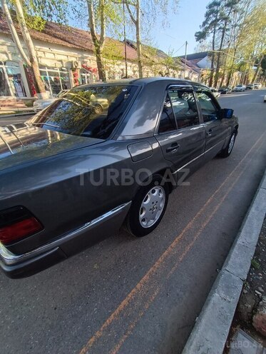 Mercedes E 200 d 1990, 254,312 km - 2.0 l - Qazax