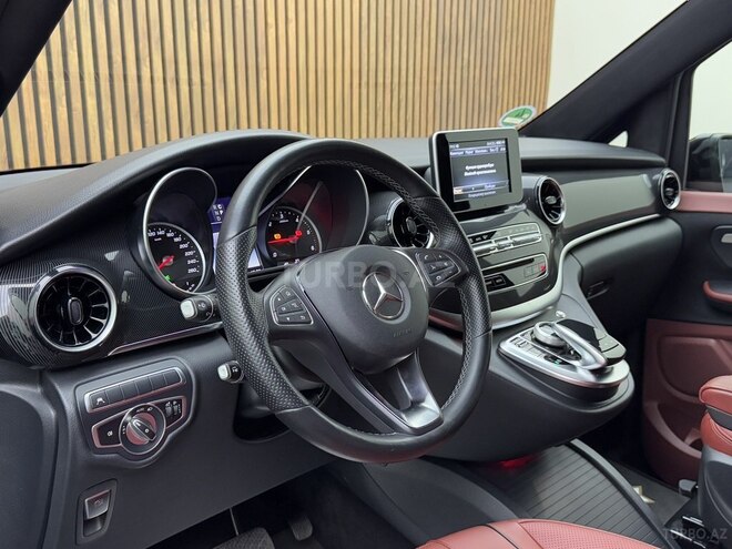 Mercedes V 220-8