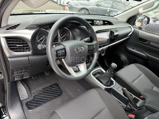 Toyota Hilux-16