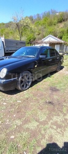 Mercedes E 300 1999, 500,000 km - 3.0 l - Qusar