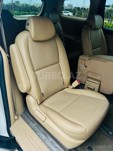 Kia Carnival-18