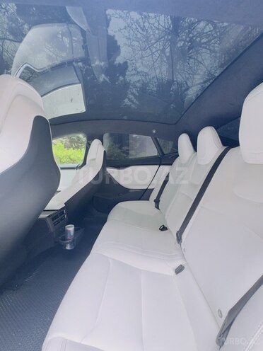 Tesla Model S-11