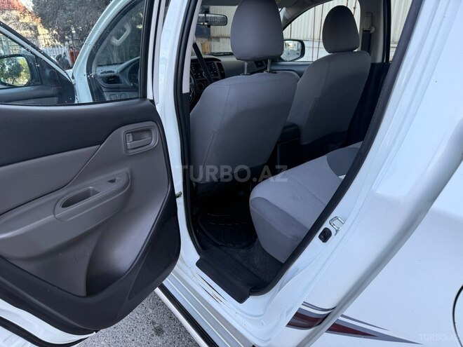 Mitsubishi L200-12
