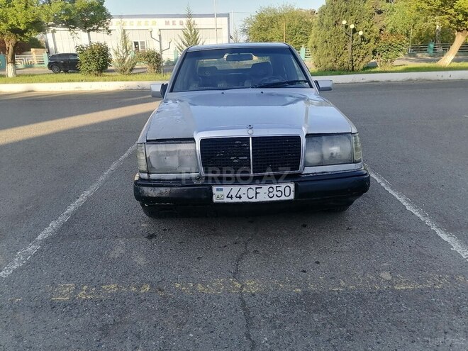 Mercedes E 250 1991, 300,000 km - 2.5 l - Qazax
