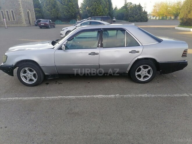 Mercedes E 250 1991, 300,000 km - 2.5 l - Qazax