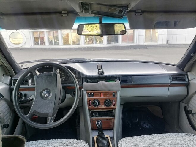 Mercedes E 250 1991, 300,000 km - 2.5 l - Qazax