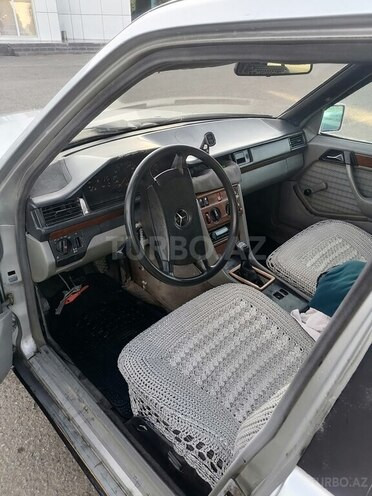 Mercedes E 250 1991, 300,000 km - 2.5 l - Qazax