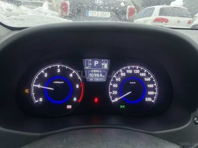 Hyundai Accent-15