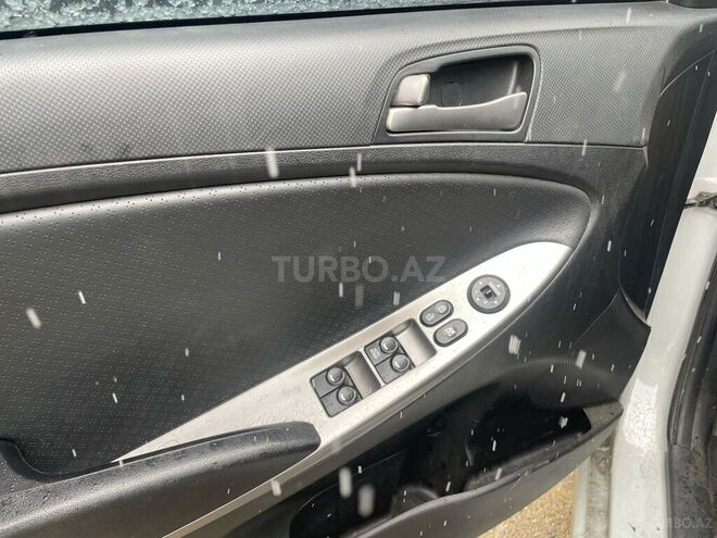 Hyundai Accent-11