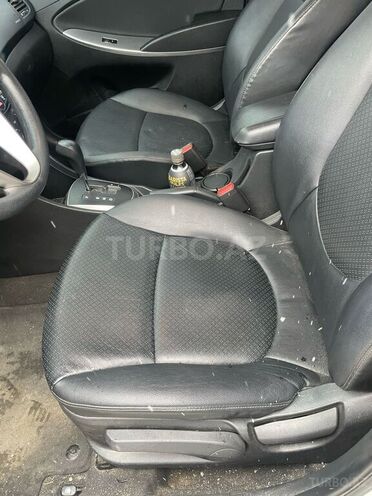 Hyundai Accent-12