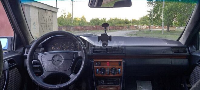 Mercedes E 250 1994, 523,005 km - 2.5 l - Mingəçevir