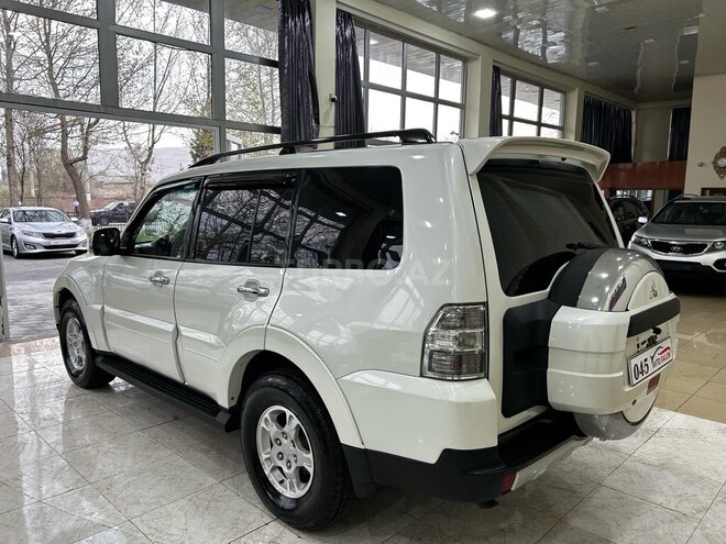 Mitsubishi Pajero-4