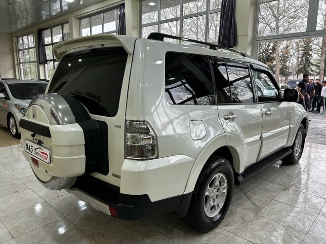 Mitsubishi Pajero-7