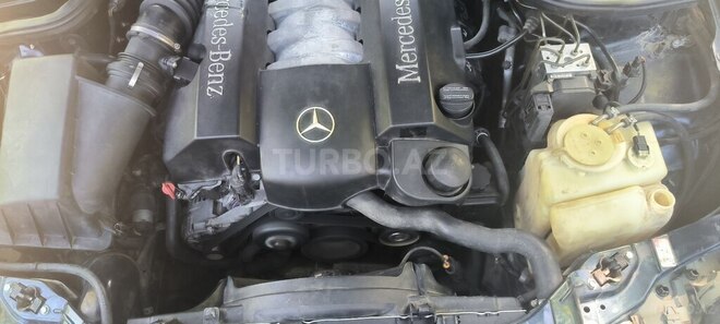 Mercedes E 280-11