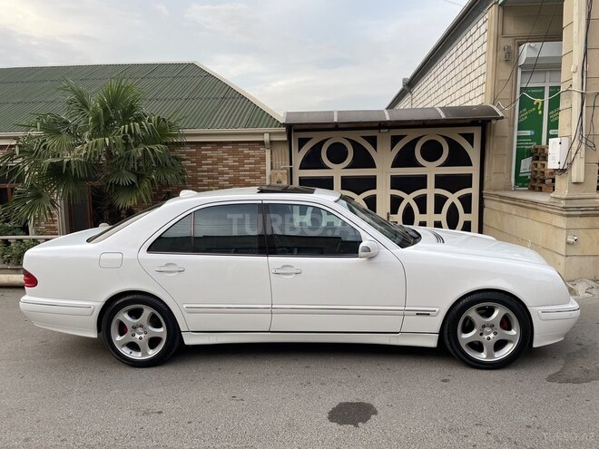 Mercedes E 320 2001, 204,000 km - 3.2 l - Qazax