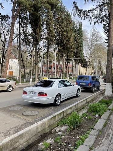Mercedes E 320 2001, 204,000 km - 3.2 l - Qazax