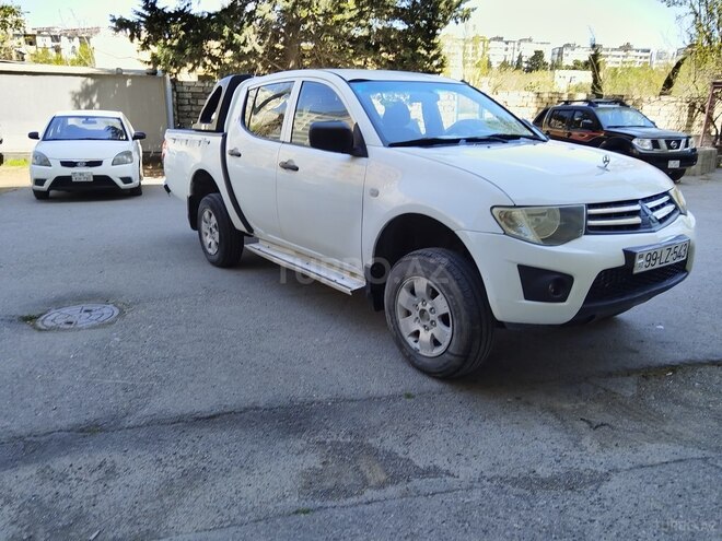 Mitsubishi L200 2013, 330,000 km - 2.5 l - Bakı
