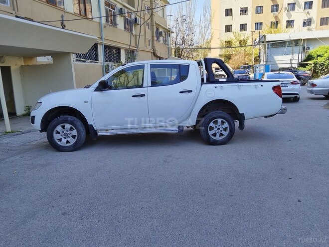 Mitsubishi L200 2013, 330,000 km - 2.5 l - Bakı
