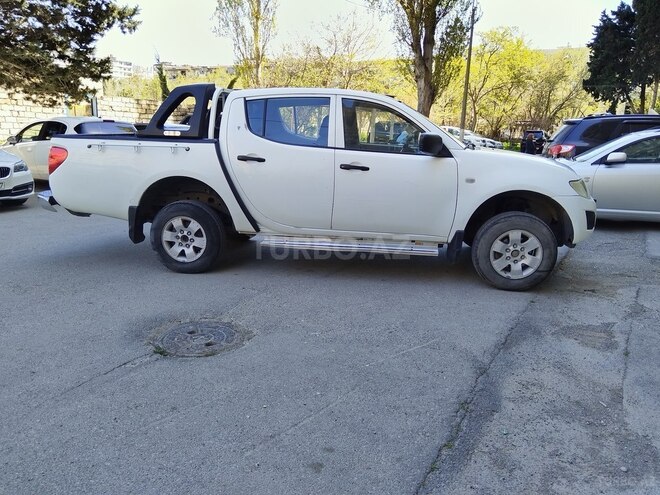 Mitsubishi L200 2013, 330,000 km - 2.5 l - Bakı