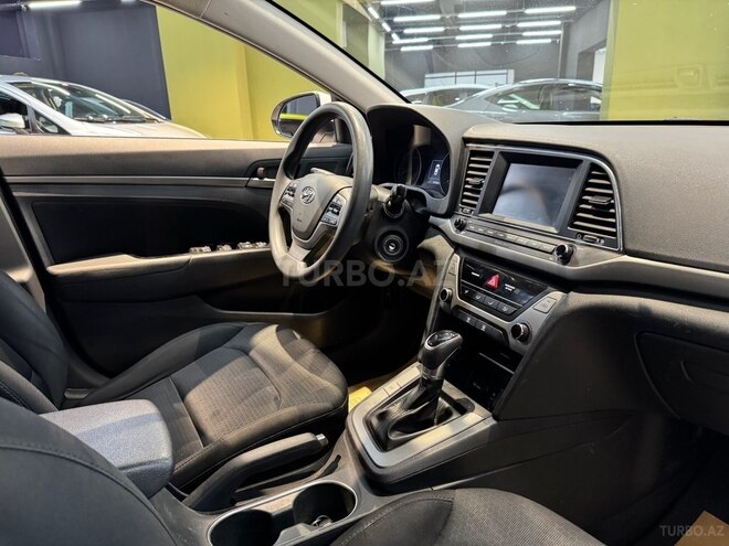 Hyundai Elantra-13