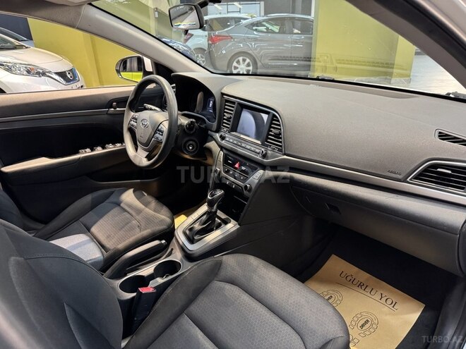 Hyundai Elantra-12