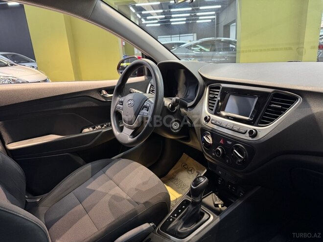 Hyundai Accent-15