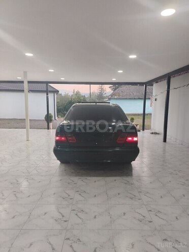 Mercedes E 220 d 2002, 387,000 km - 2.2 л - Astara