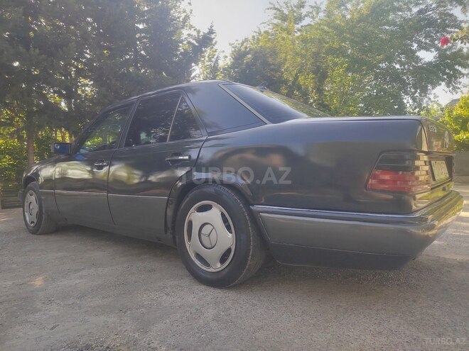 Mercedes E 220 1993, 12,387 km - 2.2 l - Mingəçevir