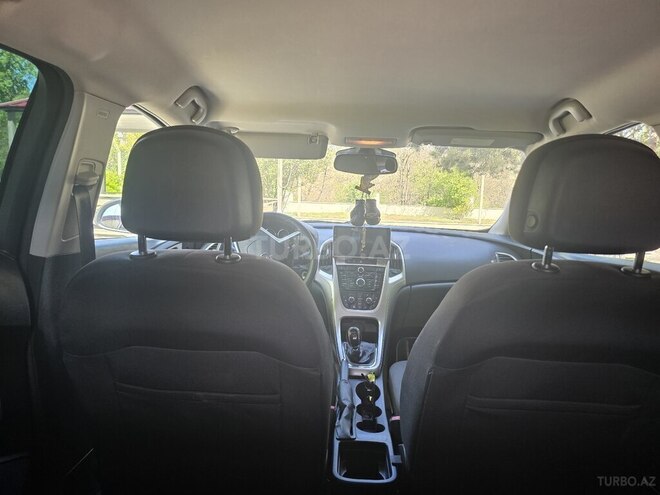 Opel Astra 2011, 223,000 km - 1.4 l - Quba