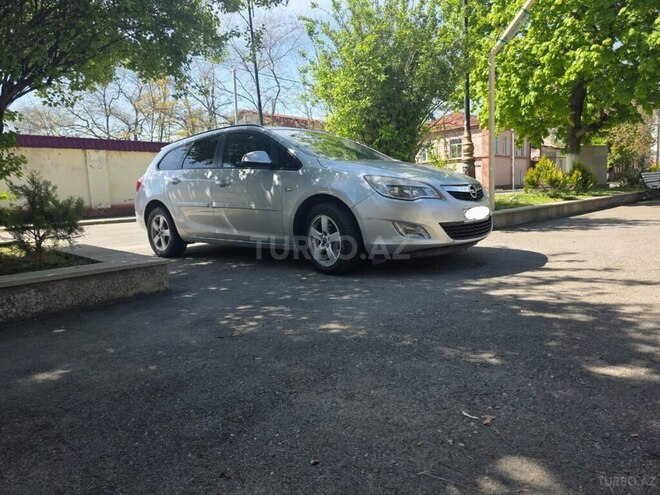 Opel Astra 2011, 223,000 km - 1.4 l - Quba