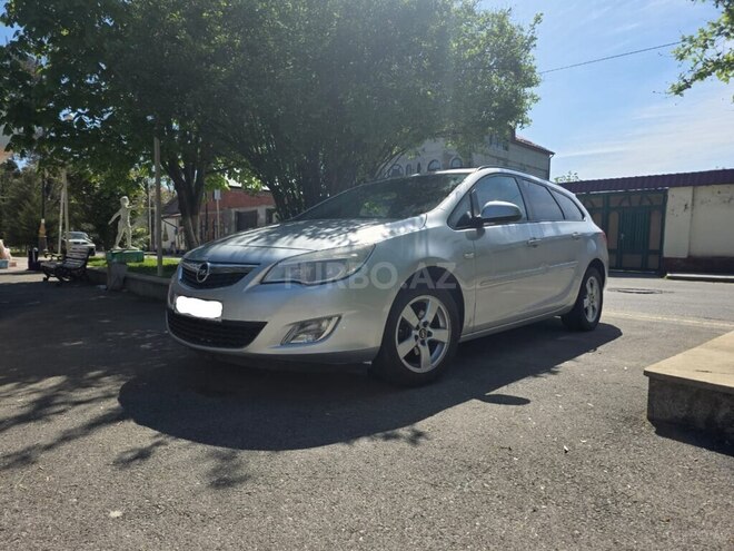Opel Astra 2011, 223,000 km - 1.4 l - Quba