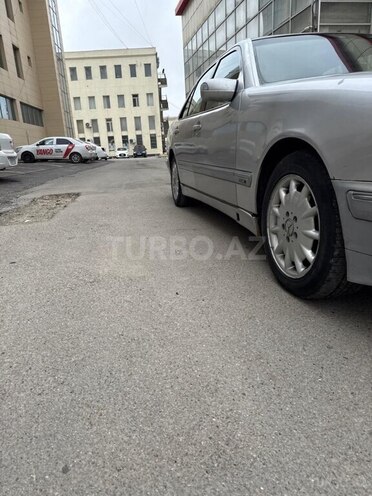 Mercedes E 220 d 2001, 74,500 km - 2.2 l - Bakı