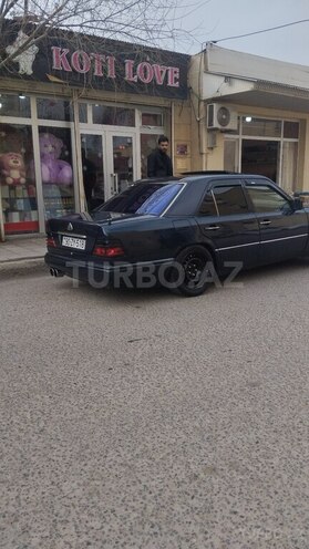 Mercedes E 220 1994, 338,045 km - 2.2 l - Qazax