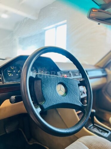 Mercedes E 250 1992, 298,671 km - 2.5 l - Bakı