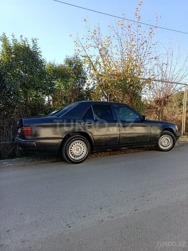 Mercedes E 290 1990, 4,545,454 km - 2.9 l - Zaqatala