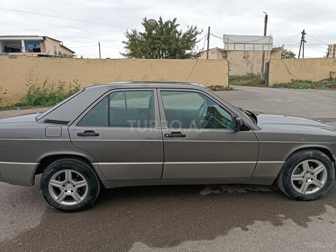 Mercedes 190 1992, 258,000 km - 1.8 л - Salyan