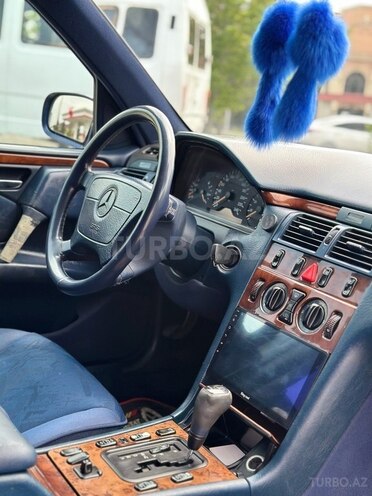 Mercedes E 240 1998, 327,580 km - 2.4 l - Mingəçevir