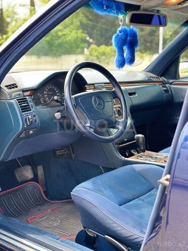 Mercedes E 240 1998, 327,580 km - 2.4 l - Mingəçevir