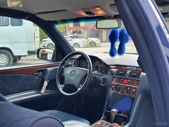 Mercedes E 240 1998, 327,580 km - 2.4 l - Mingəçevir