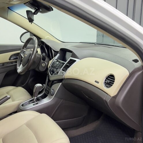 Chevrolet Cruze-12