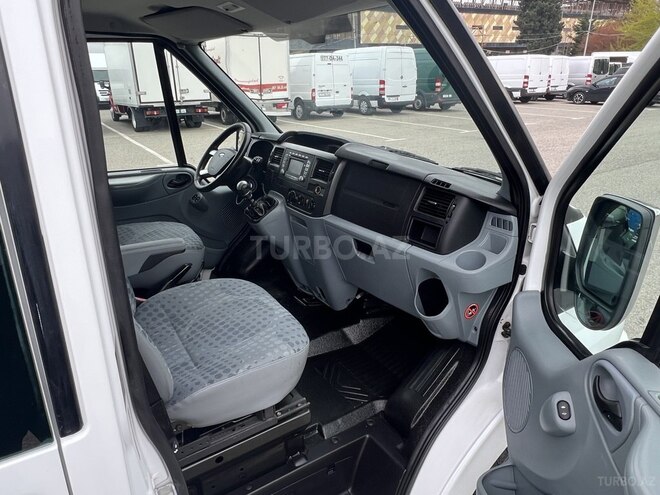 Ford Transit-12
