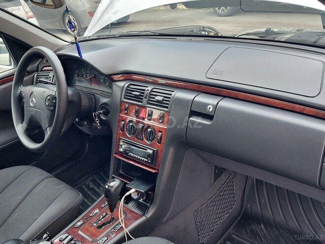 Mercedes E 220 d 2001, 344,000 km - 2.2 l - Bakı